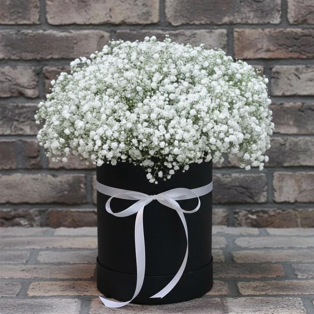 Цветочная композиция из Гипсофила в шляпной коробке в Никитское