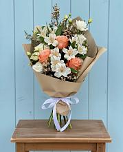 Букет цветов из:  Альстромерии, Лизиантусы, Розы и Хризантемы в Никитское