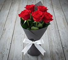 Букет 5 Красных роз Эдлесс Лав в Никитское