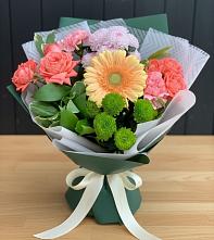 Букет цветов из:  Гвоздики, Розы, Герберы и Хризантемы в Никитское