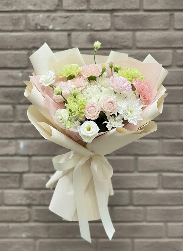 Букет цветов из: Гвоздики, Розы, Лизиантусы и Хризантемы в Никитское