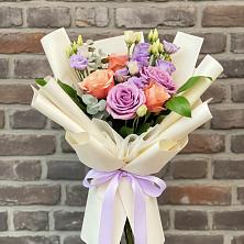 Букет цветов из:  Лизиантусы и Розы в Никитское