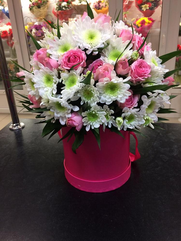 Цветочная композиция из Розы и Хризантемы в шляпной коробке в Никитское