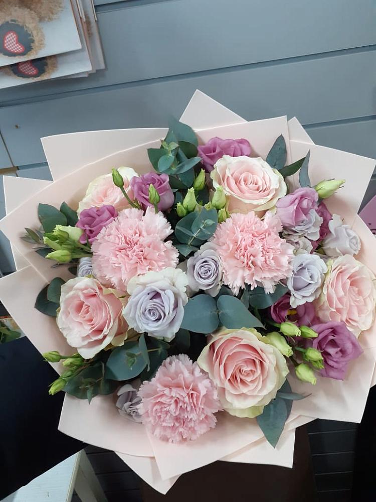 Букет цветов из: Розы, Гвоздики и Лизиантусы в Никитское