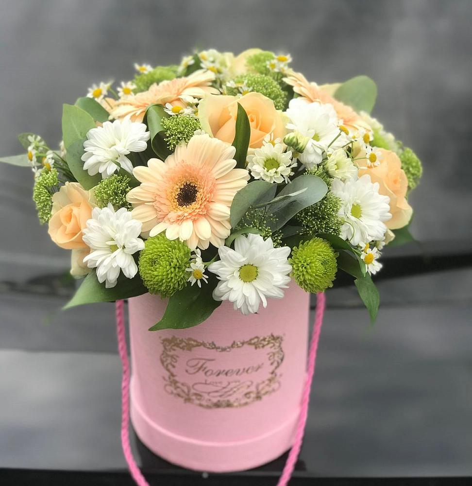 Цветочная композиция из Розы, Герберы и Хризантемы в шляпной коробке в Никитское